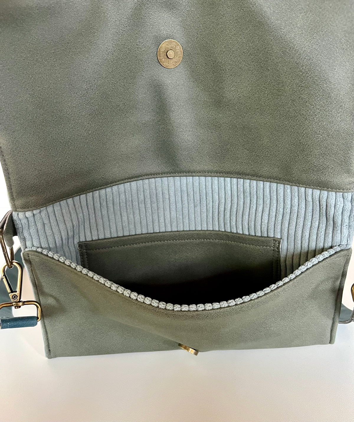 La pochette bleu-vert